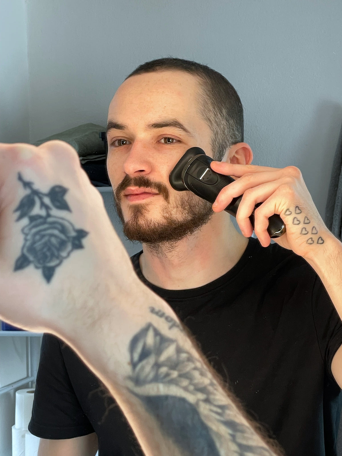 Shaver med opladnings- og steriliseringsbase